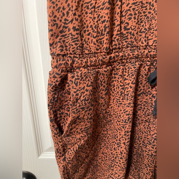 NWT: Amazon Essentials Cheetah Terry Fleece Romper Size XL - Picture 3 of 8